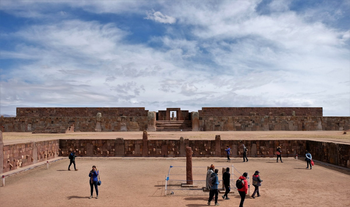 Trước đền Kalasasaya là một khoảng sân trũng hình vuông, bao quanh là các bức tường được chạm khắc phù điêu phục vụ cho nghi lễ tôn giáo. Công trình này thường được gọi là đền bán ngầm. Ảnh: Batnomad.