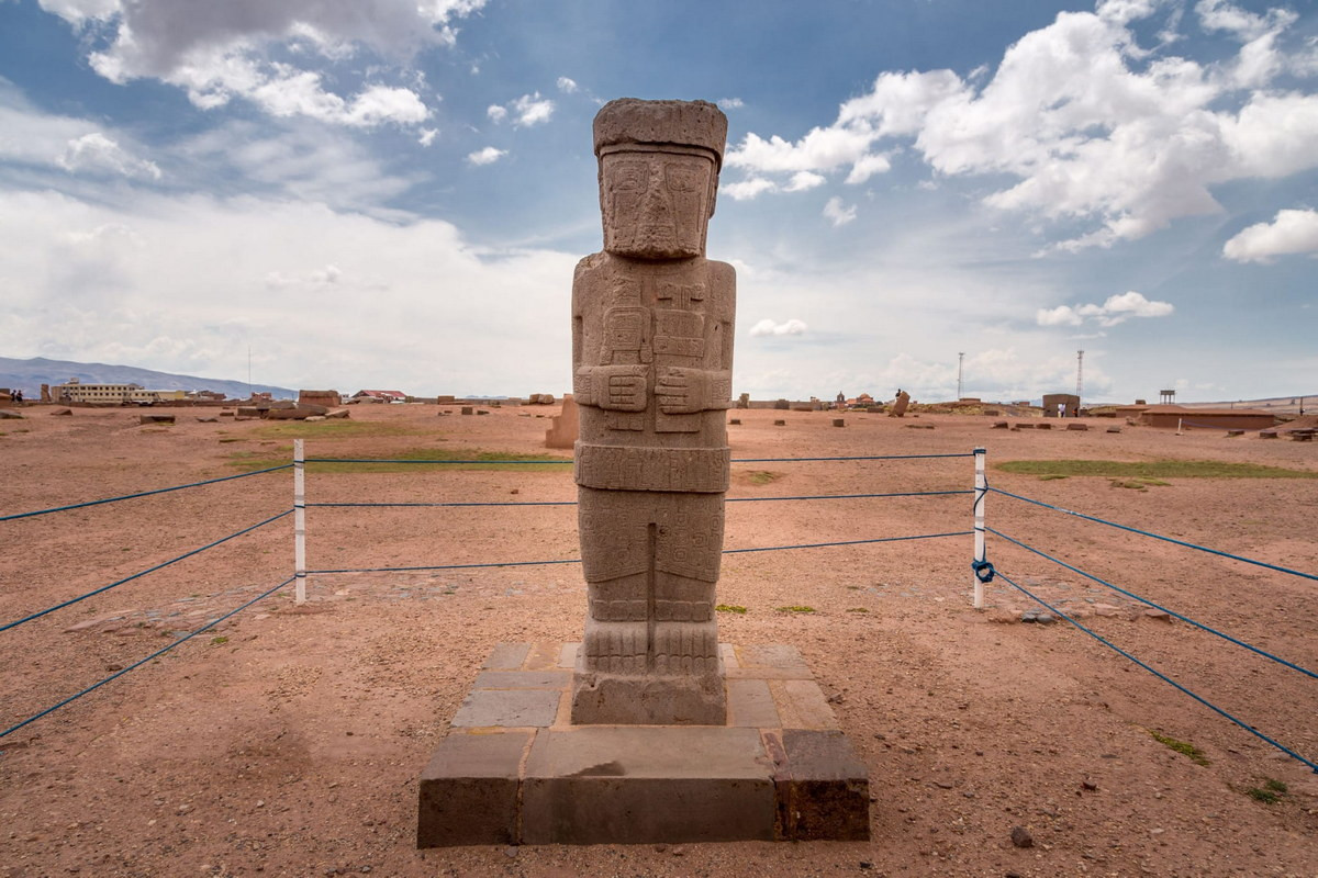 Rải rác trong khu di tích có nhiều bức tượng tạc hình người đang đứng, tay cầm đồ tế lễ, được cho là hình ảnh những vị thầy tu của người Tiwanaku xưa. Ảnh: Chris Travel Blog.