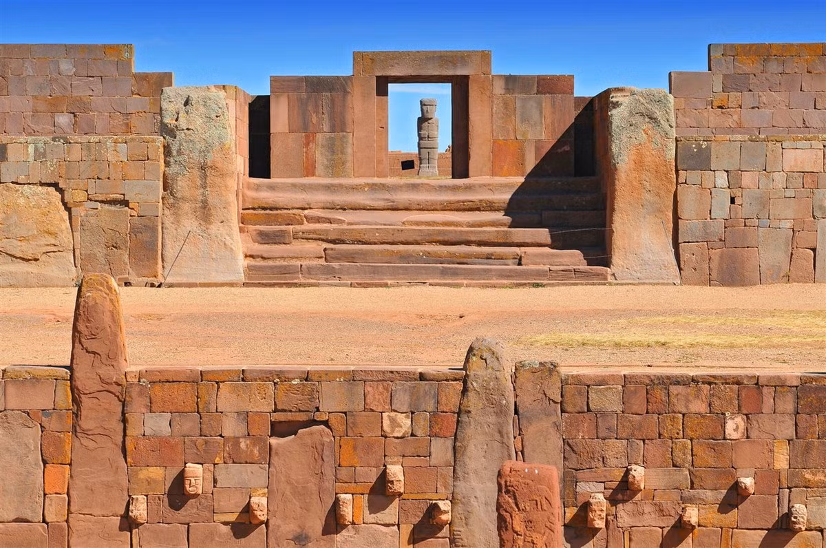 Công trình mang tính biểu tượng của Tiwanaku là đền Kalasasaya. Đây là một khoảng sân rộng, được bao quanh bởi tường cao, ở chính giữa là một cánh cổng lớn. Di tích này từng bị hủy hoại nặng nề, được tái thiết vào thập niên 1960. Ảnh: Karikuy Tours.