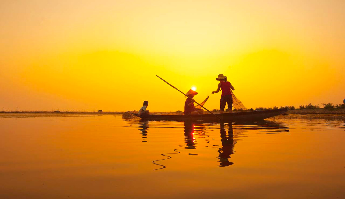 Buổi bình minh trên đầm.