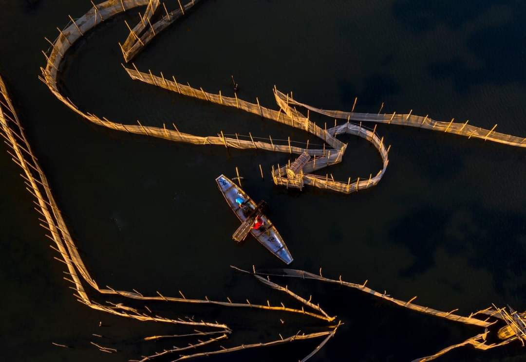 Cảnh vật trở nên huyền ảo hơn vào mỗi sáng sớm và hoàng hôn, nơi đây được nhiều nghệ sĩ nhiếp ảnh gia nổi tiếng đến để săn những bức ảnh đặc sắc.