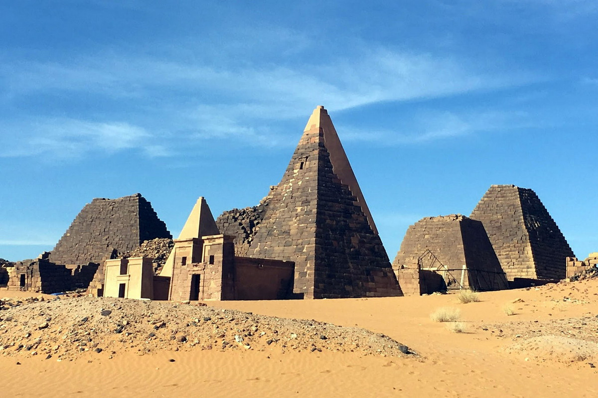 Đã có trên 250 kim tự tháp được người Nubia xây dựng, tập trung chủ yếu ở Meroë, thành phố cổ nằm bên bờ đông sông Nile, từng là thủ đô của vương quốc Kush trong nhiều thế kỷ. Ảnh: So Much More to See.