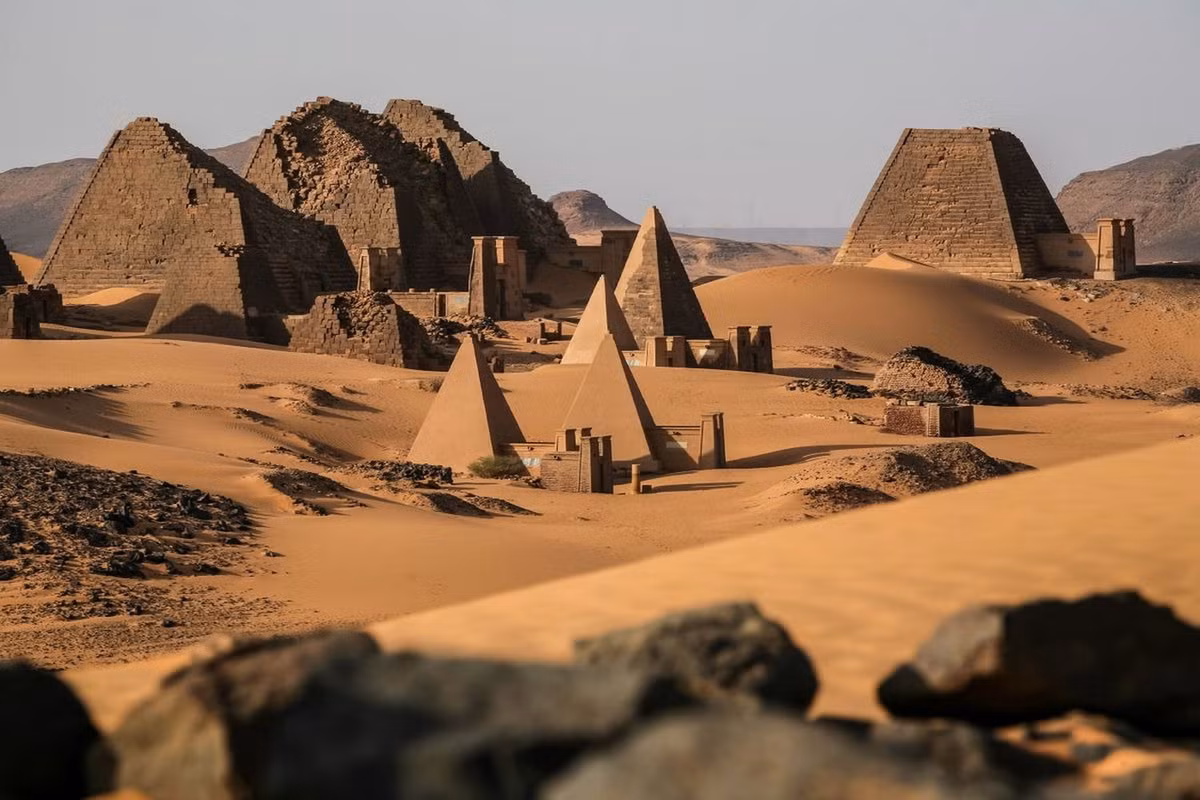Không chỉ có kim tự tháp nổi tiếng của các Faraon Ai Cập, khu vực Bắc Phi còn được biết đến với rất nhiều kim tự tháp độc đáo ở vùng đất phía Nam của vương quốc Ai Cập cổ đại (ngày nay thuộc Sudan), được gọi là kim tự tháp Nubia. Ảnh: Wanderlust Travel Magazine.