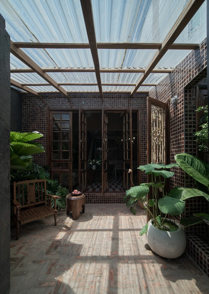 Vẻ đẹp bình dị, mộc mạc thể hiện qua một số cánh cửa cũ được sắp xếp khéo léo vào không gian cùng với các chi tiết làm mới.