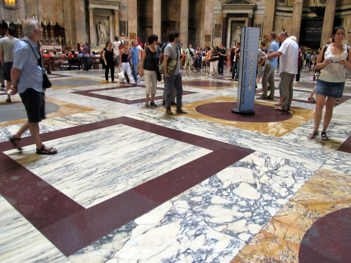 Nền của ngôi đền được lát bằng đá hoa cương bóng loáng, ghép nhiều loại đá nhiều kiểu vân và màu sắc đa dạng. Ảnh: Wikimedia Commons.