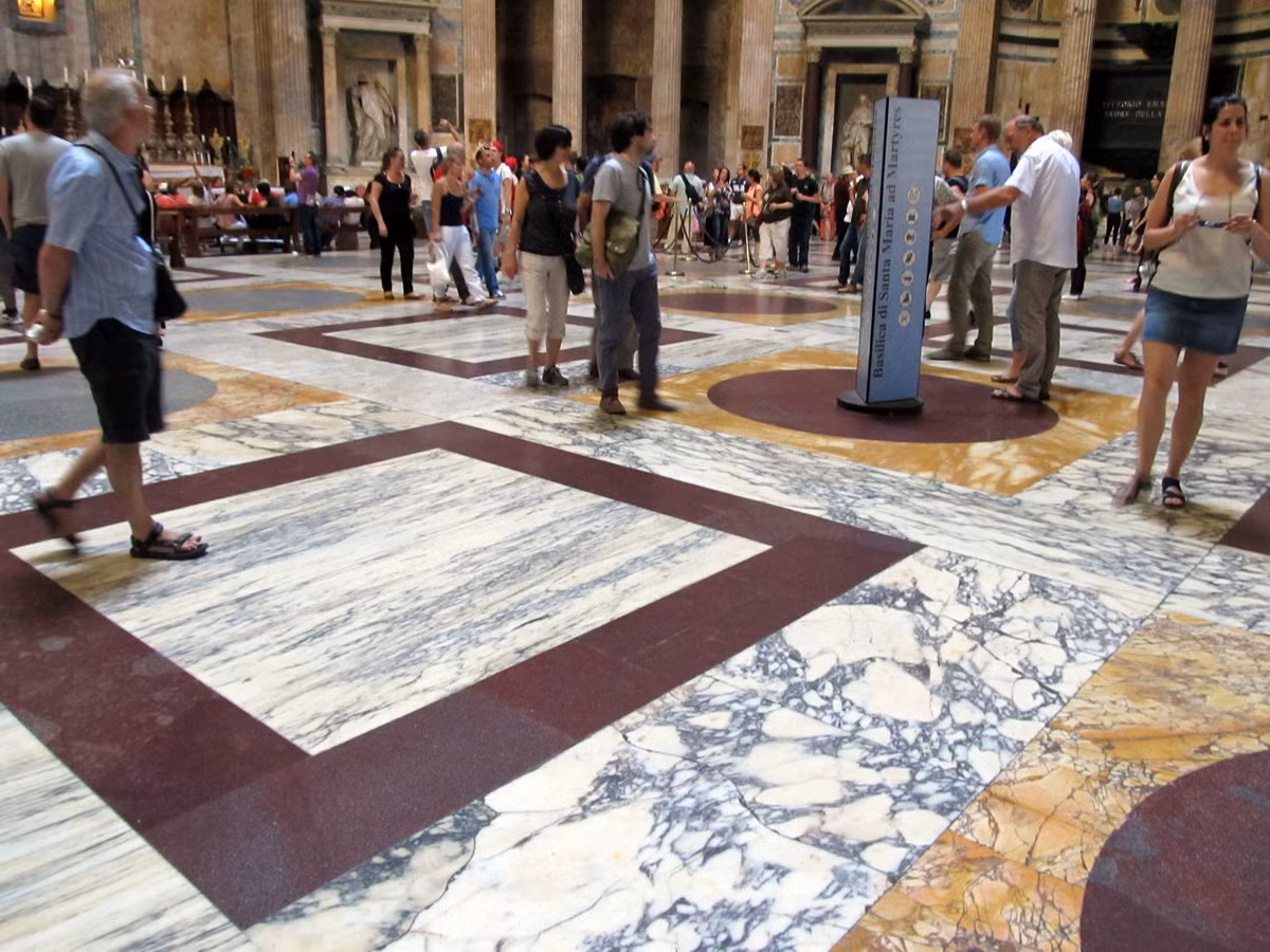 Nền của ngôi đền được lát bằng đá hoa cương bóng loáng, ghép nhiều loại đá nhiều kiểu vân và màu sắc đa dạng. Ảnh: Wikimedia Commons.