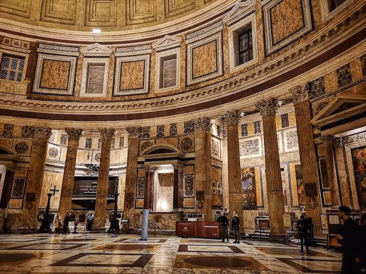 Nội thất đền Pantheon được bài trí theo kiểu tối giản. Họa tiết ở bàn thờ, nhà nguyện, ở các phần mộ, cột đá đều không rườm rà hoa lá cành như bên trong các nhà thờ Thiên Chúa giáo sau này. Ảnh: Through Eternity Tours.