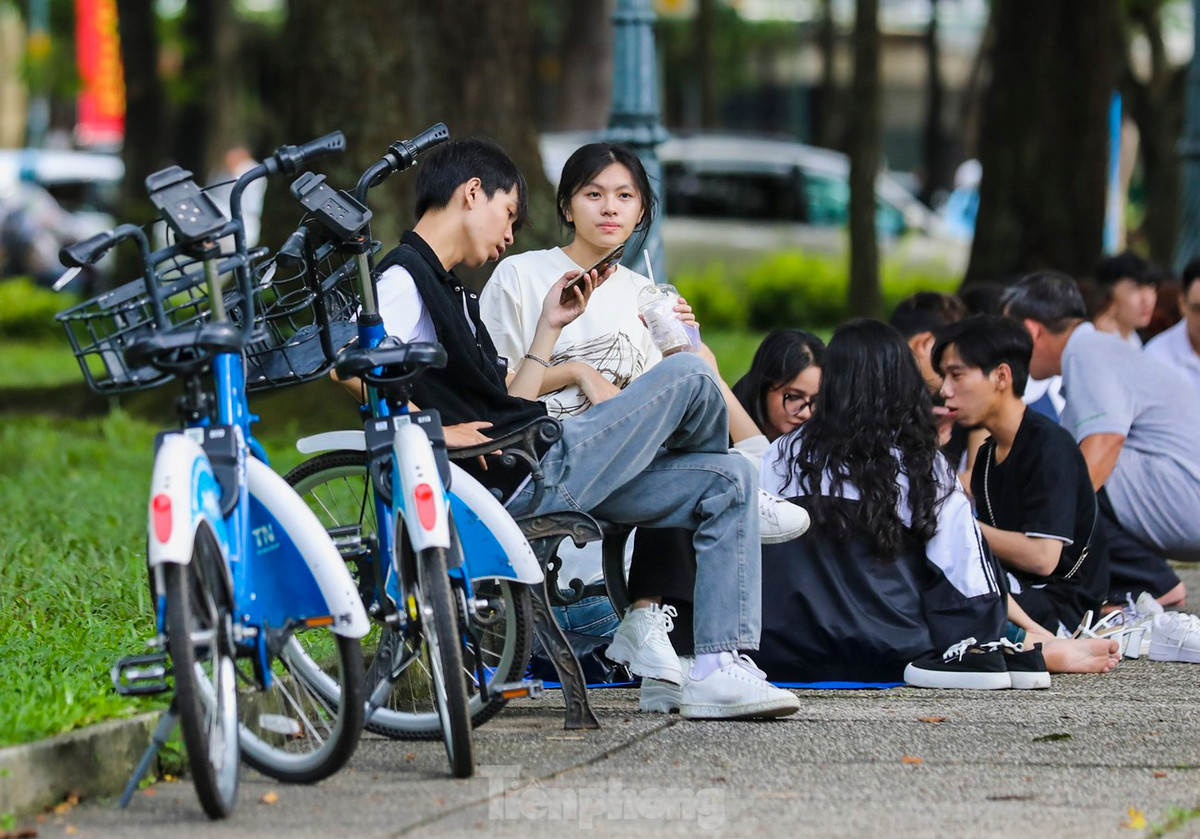 Khu vực công viên 23/9, tập trung nhiều bạn trẻ đến đây cà phê từ sớm.