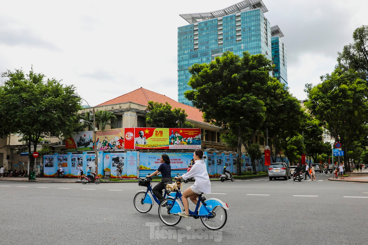 Tại các khu vực trung tâm như: Phố đi bộ Nguyễn Huệ, Bưu điện TPHCM, Nhà thờ Đức Bà, Dinh Thống Nhất… lượng người đổ về vui chơi, chụp ảnh khá đông.