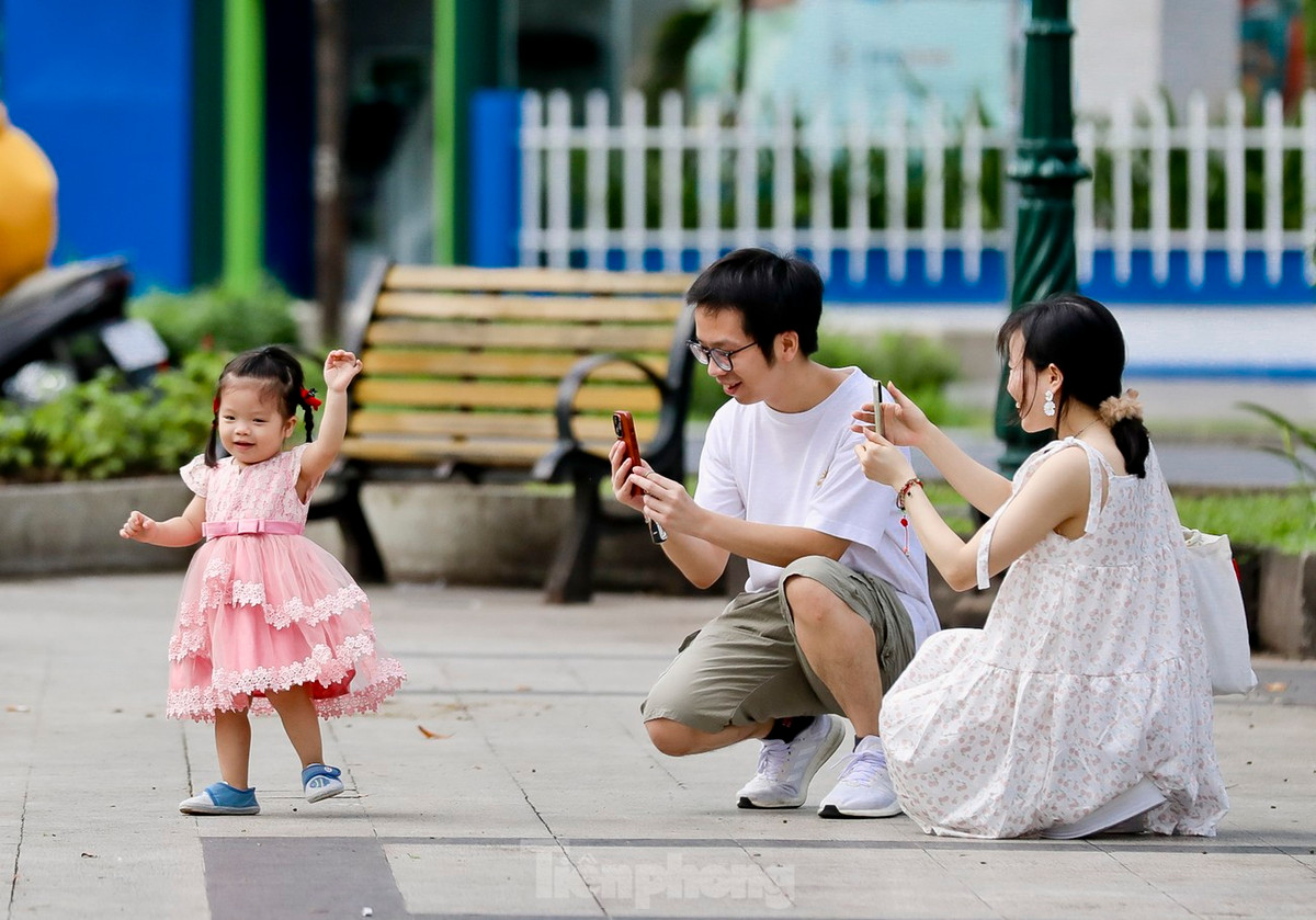 Năm nay, công chức, viên chức, người lao động được nghỉ 4 ngày (1 - 4/9). Với thời gian nghỉ lễ dài, nhiều người chọn về quê hoặc đi du lịch. Tuy nhiên, cũng có không ít người chọn ở lại thành phố để nghỉ ngơi dịp lễ.