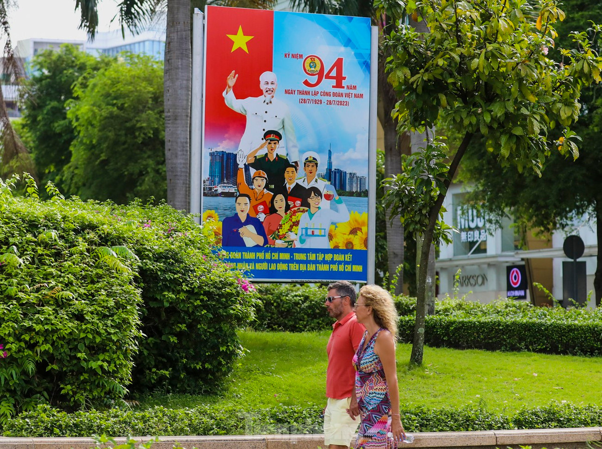 Từ nhiều ngày trước, trên các tuyến đường tại TPHCM đã trang hoàng cờ, hoa để chào mừng Quốc khánh.