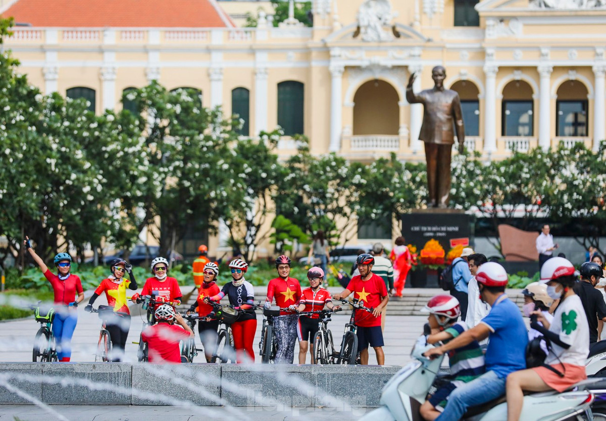 Sáng 2/9, nhiều người đến khu vực phố đi bộ Nguyễn Huệ (quận 1) để cùng nhau ghi lại những khoảnh khắc làm kỷ niệm.