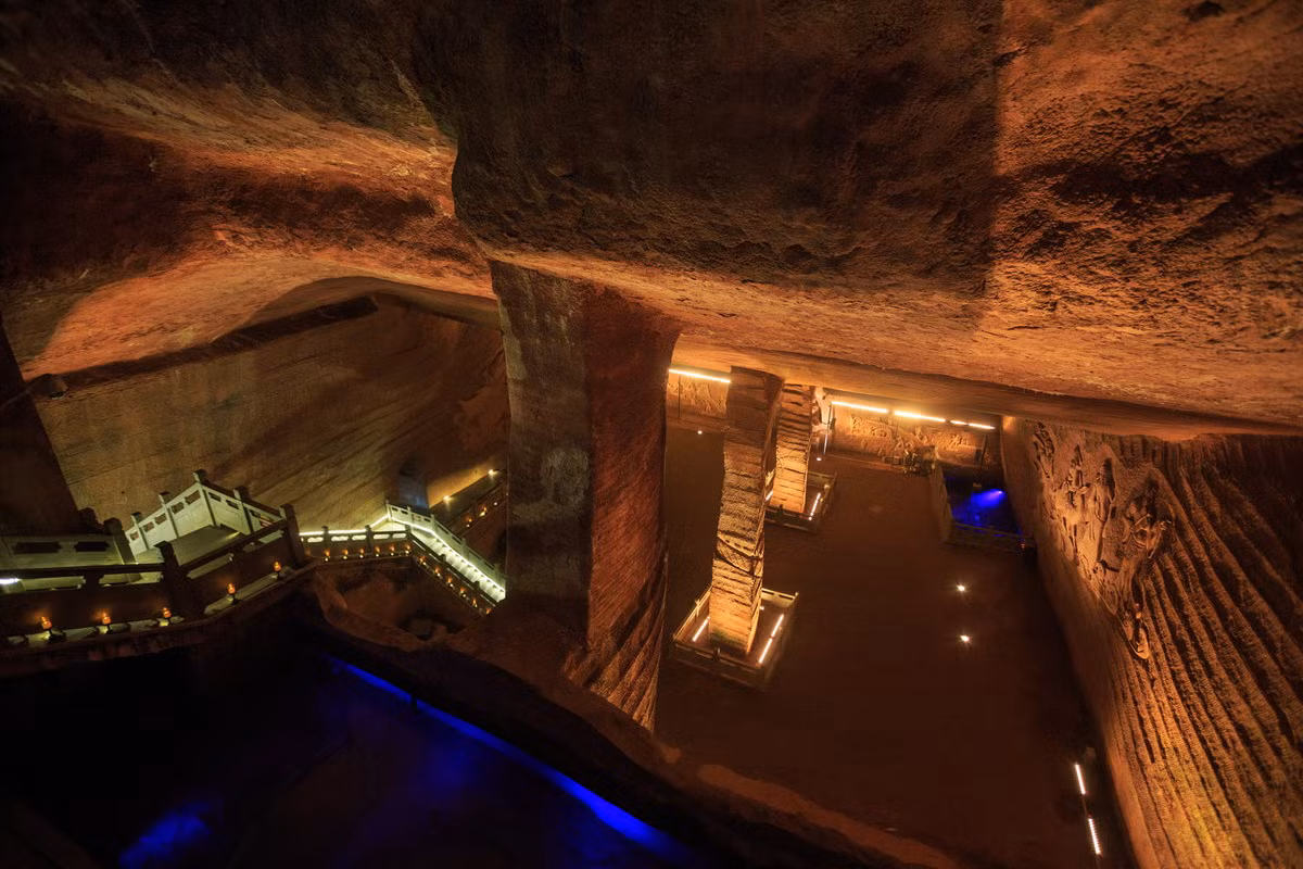 Diện tích sàn trung bình của mỗi hang là hơn 1.000 m2, với chiều cao lên tới 30 mét. 24 hang động ở Long Du có diện tích sàn tổng cộng là 30.000 m2. Ảnh: Wikipedia.