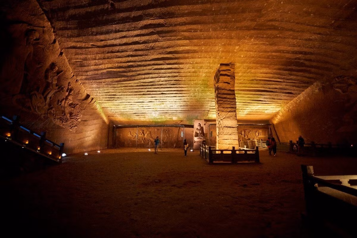 Các chuyên gia đã vào cuộc và phát hiện thêm 19 hang động gần đó. Theo khảo sát, các hang động này được tạo tác từ khoảng 2.000 năm trước, nằm rải rác trên một diện tích khoảng 1 km2. Ảnh: Дзен.