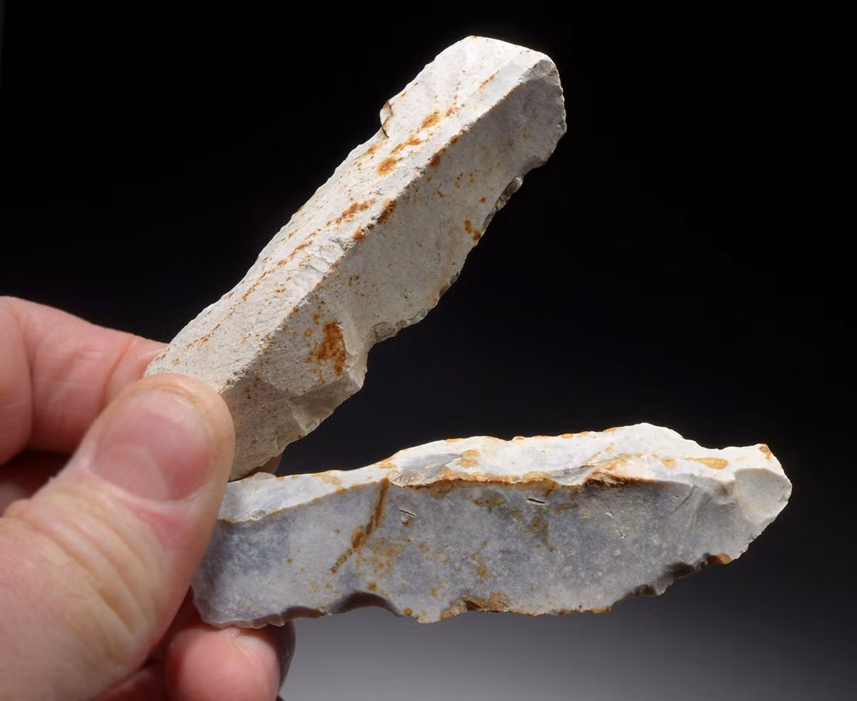 Dấu vết khai thác tại các mỏ đá lửa được phát hiện lần đầu tiên năm 1840, nhưng phải đến năm 1847, mỏ đá này mới được chú ý khi việc xây dựng một tuyến đường sắt qua khu vực được tiến hành. Ảnh: Time Vault Gallery.