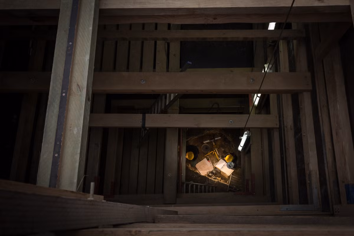 Mặc dù đã có các báo cáo gửi tới Viện Hàn lâm Hoàng gia Bỉ nhưng mãi đến năm 1912, khu vực mỏ đá mới được tiến hành khai quật và nghiên cứu. Ảnh: Wikimedia Commons.