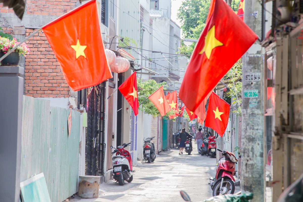 Từng con ngõ ở Đà Nẵng, mỗi gia đình đều treo cờ Tổ quốc chào mừng Quốc khánh 2/9.