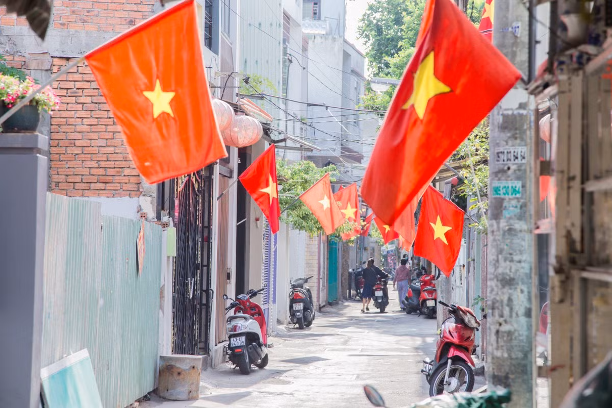 Từng con ngõ ở Đà Nẵng, mỗi gia đình đều treo cờ Tổ quốc chào mừng Quốc khánh 2/9.