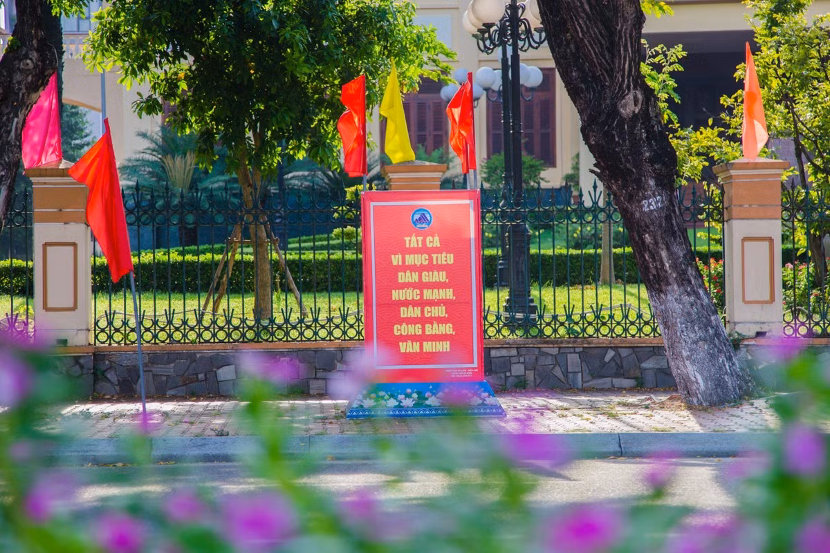 Các trụ sở, cơ quan làm việc của Đà Nẵng đều được trang trí cờ hoa chào mừng ngày lễ lớn của cả dân tộc.