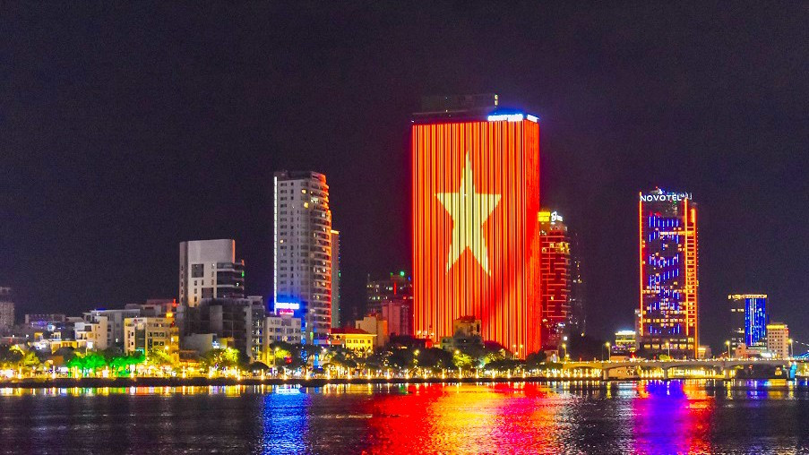 Một khách sạn lớn ở bên bờ sông Hàn trang trí bằng hình ảnh cờ Tổ quốc chào mừng Quốc khánh 2/9.