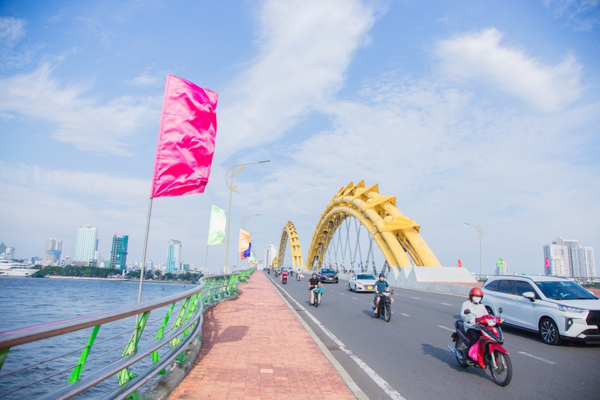 Cầu Rồng bắc qua sông Hàn rực rỡ màu cờ những ngày nghỉ lễ.