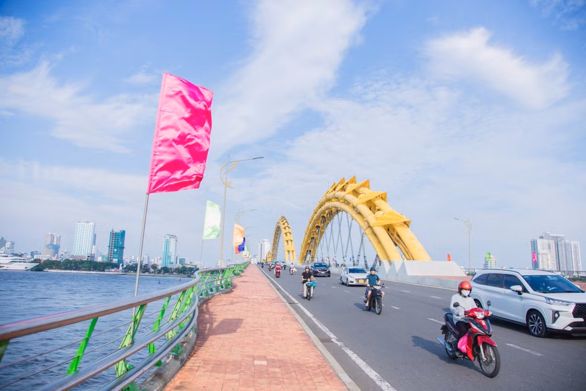 Cầu Rồng bắc qua sông Hàn rực rỡ màu cờ những ngày nghỉ lễ.