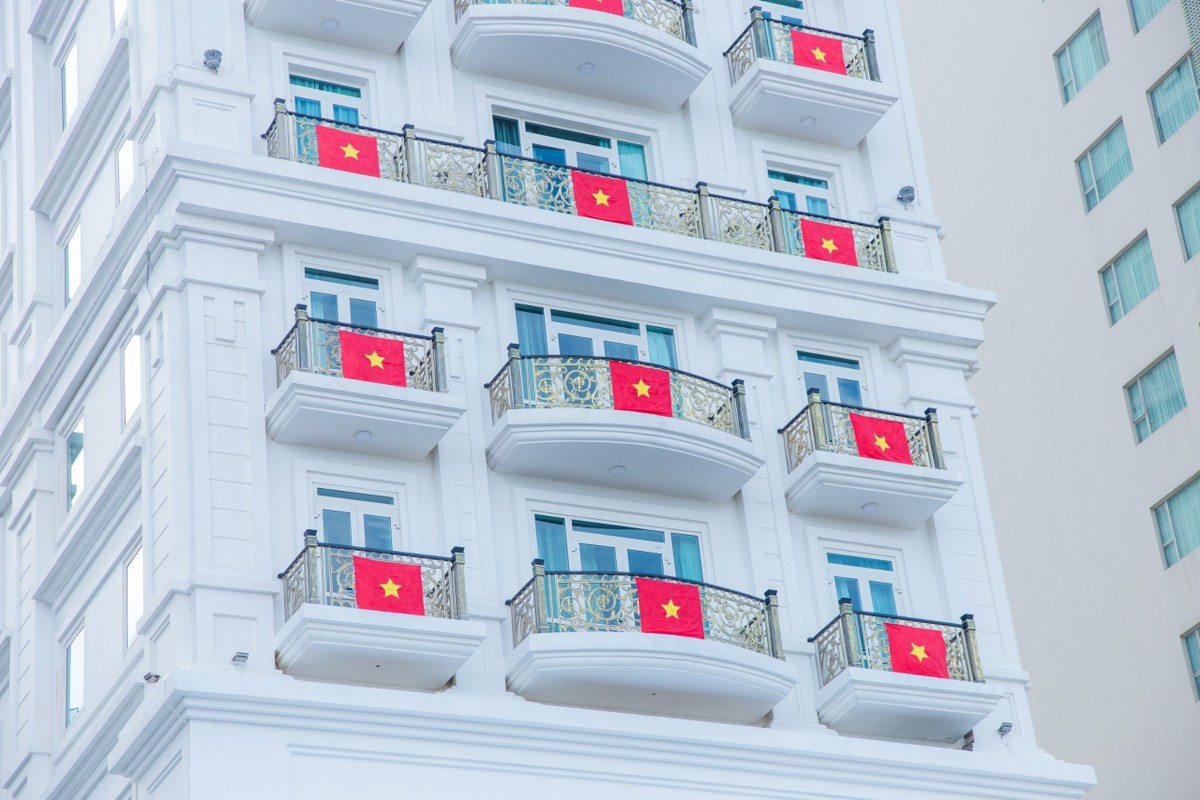 Một khách sạn treo cờ Tổ quốc tại tất cả các tầng chào mừng Cách mạng tháng Tám và Quốc khánh 2/9.