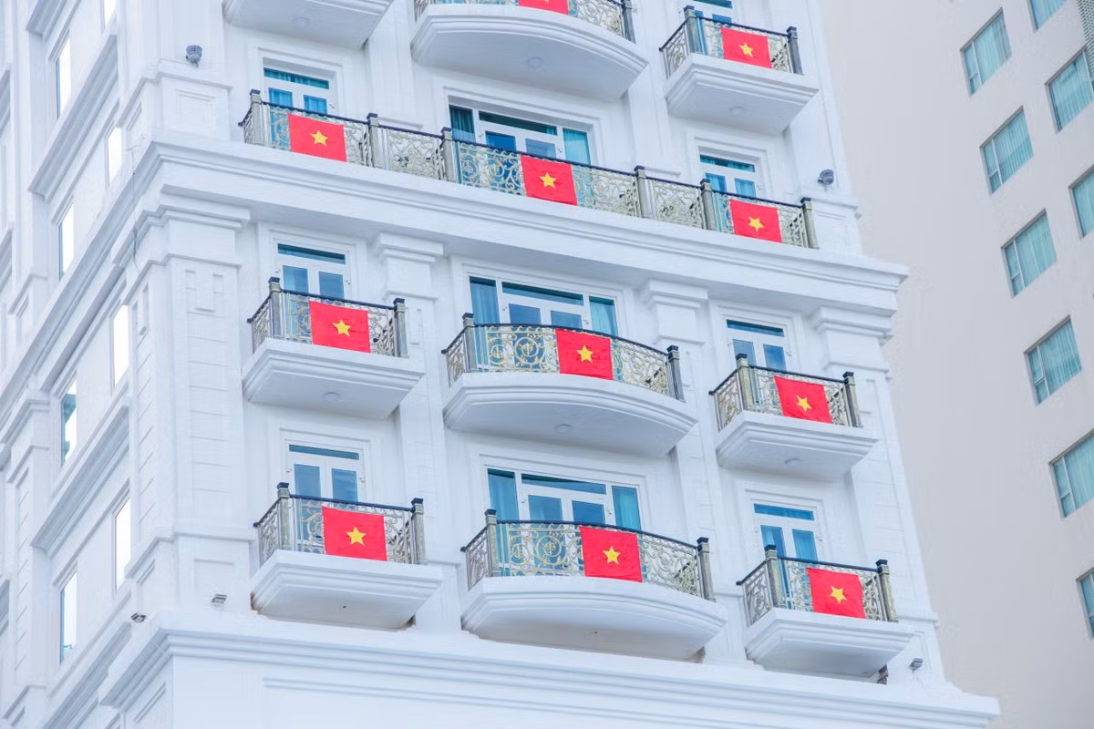 Một khách sạn treo cờ Tổ quốc tại tất cả các tầng chào mừng Cách mạng tháng Tám và Quốc khánh 2/9.