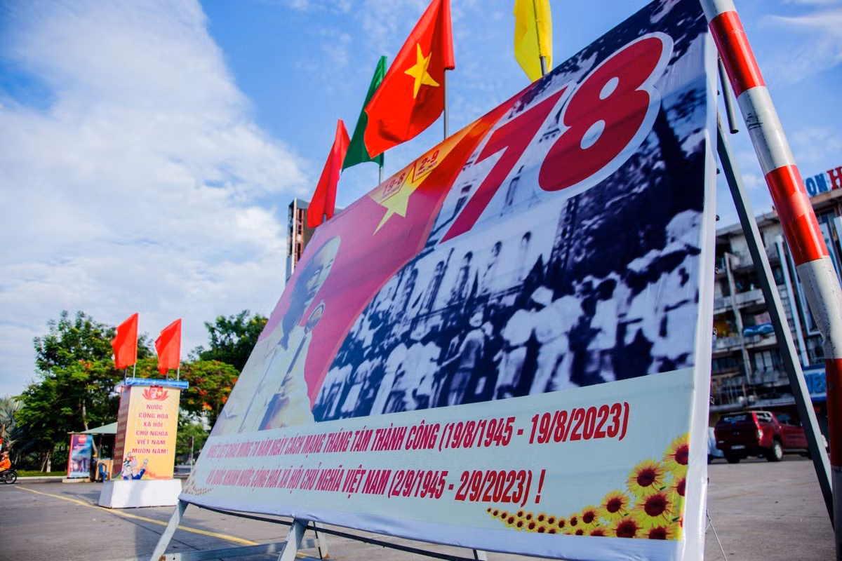 Nhiều tuyến phố ở trung tâm thành phố Đà Nẵng được trang hoàng cờ, pa nô tuyên truyền, khẩu hiệu chào mừng 78 năm Cách mạng tháng Tám và Quốc khánh 2-9 (1945-2023).