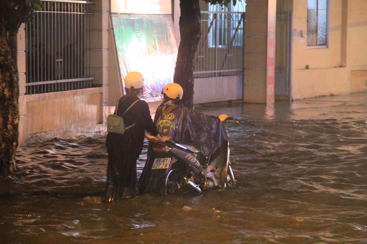 Một số đoạn ngập sâu đến ống bô xe máy.