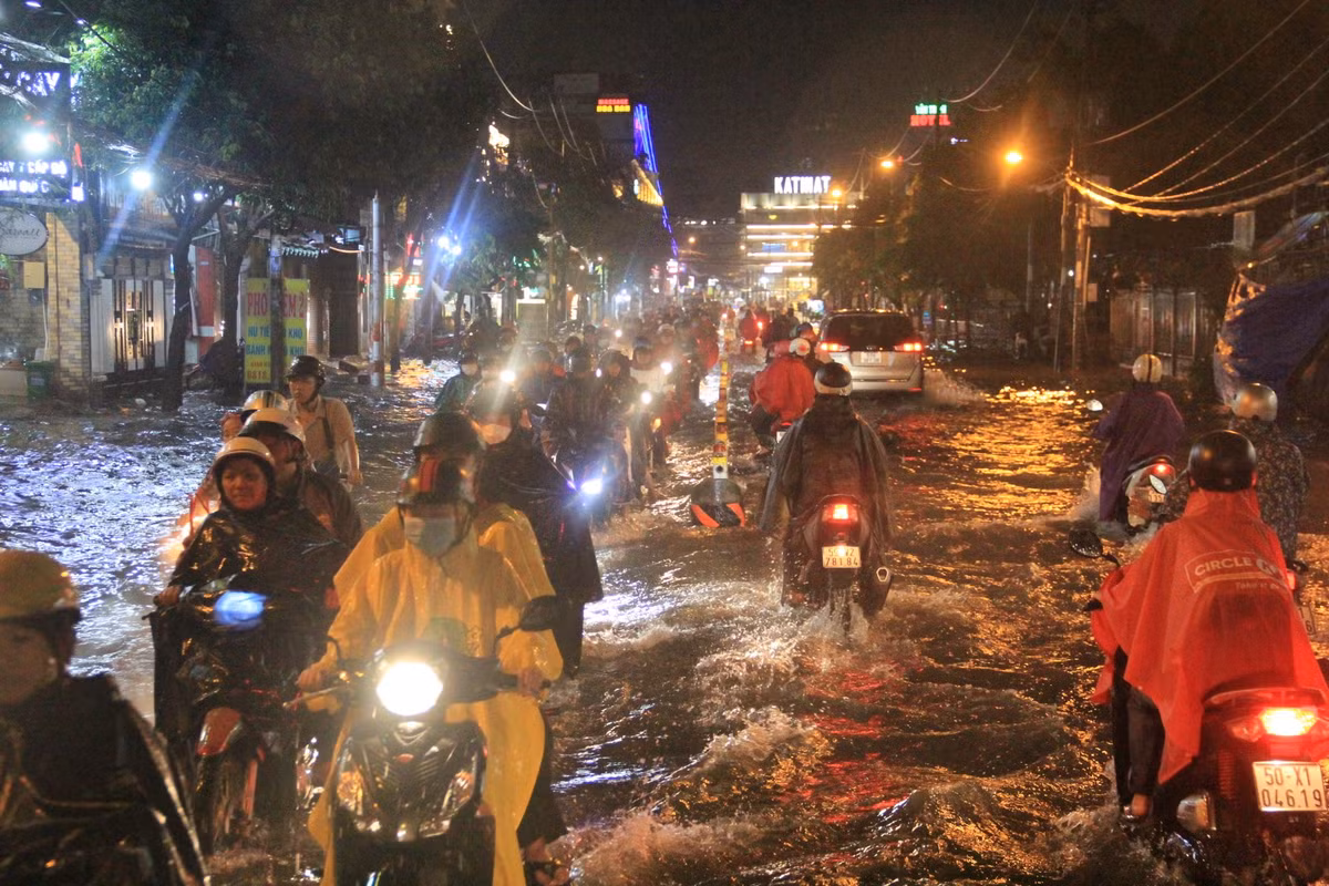 Từ chiều đến tối 6/10, khu vực TPHCM xuất hiện mưa dông trên diện rộng. Nhiều tuyến đường khu vực trũng thấp, thoát nước kém như: Phan Huy Ích, Lê Văn Thọ, Nguyễn Văn Khối,… (quận Gò Vấp) bị ngập úng khiến giao thông qua khu vực gặp nhiều khó khăn.