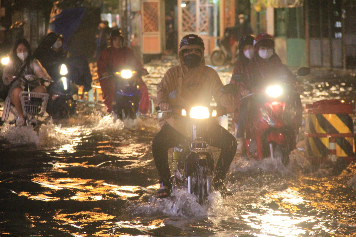 Theo ghi nhận, đến hơn 20h30 cùng ngày, đường Nguyễn Văn Khối (quận Gò Vấp) vẫn đang thoát nước rất chậm.