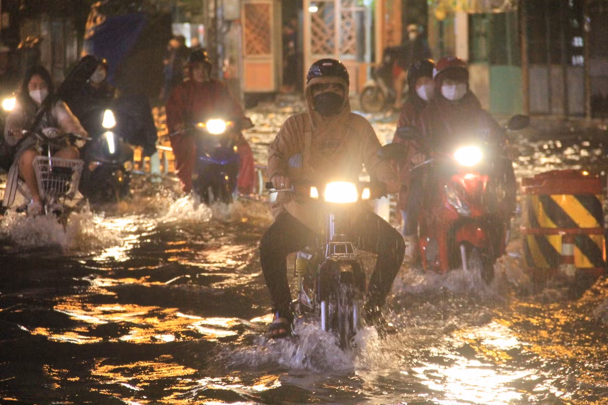 Theo ghi nhận, đến hơn 20h30 cùng ngày, đường Nguyễn Văn Khối (quận Gò Vấp) vẫn đang thoát nước rất chậm.