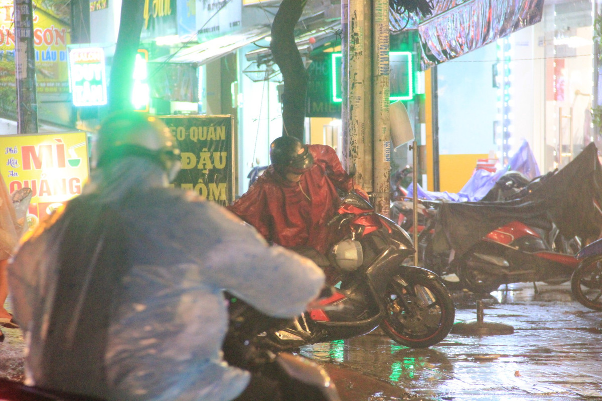 Ngoài dân loay hoay xử lý phương tiện bị "chết máy" do ngập.