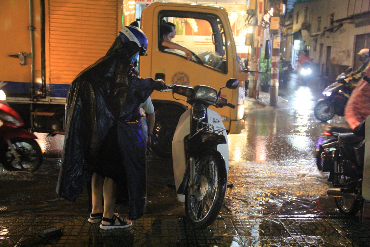 Nhiều xe bị "chết máy" trong cơn mưa nặng hạt.