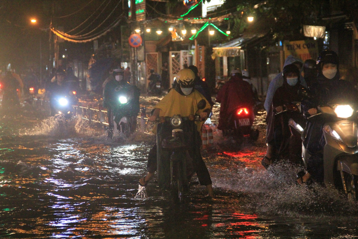 Đường Nguyễn Văn Khối (quận Gò Vấp) bị ngập nặng, xe máy "chết máy" la liệt.