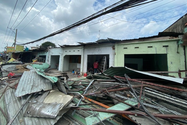 Container tong sap 6 ki-ot o TPHCM, nguoi dan chay hoang loan-Hinh-2