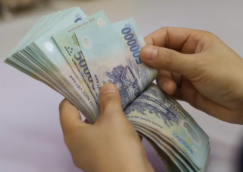 Một tuần trước khi bị Công an quận 12 bắt giữ, cả hai đã thực hiện nhiều vụ trộm chó, mỗi vụ nhóm này bắt từ hai đến 10 con chó trên địa bàn Hóc Môn, quận 12. Số chó này được hai nam thanh niên mang đến các lò mổ để bán với giá từ 30 đến 35 ngàn đồng/kg.