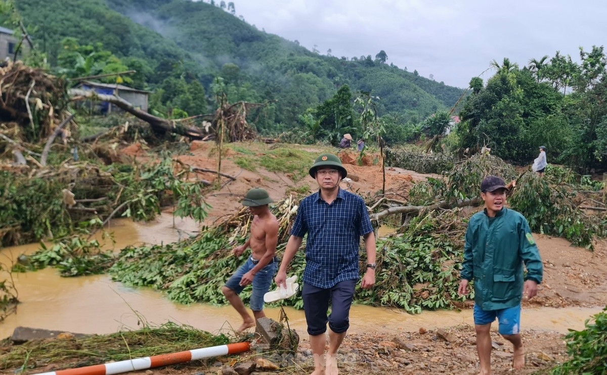 Tại hiện trường, Ban chỉ huy PCTT &amp; TKCN huyện đã huy động 20 cán bộ, chiến sỹ thuộc lực lượng vũ trang phối hợp với lực lượng tại địa phương tổ chức cứu hộ cứu nạn, điều tiết, phân luồng giao thông.