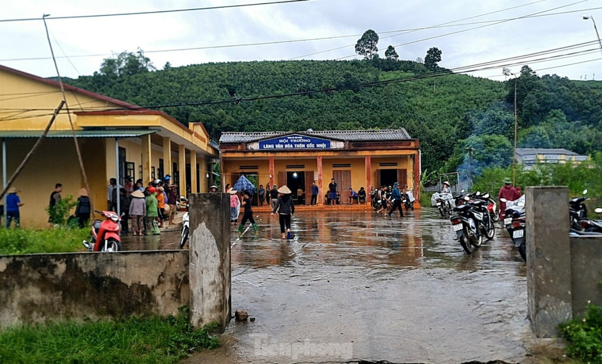 Trước diễn biến mưa lũ còn phức tạp, trong những ngày tới, Ban Chỉ huy PCTT &amp; TKCN huyện tiếp tục chỉ đạo các địa phương theo dõi chặt chẽ tình hình thời tiết, thông tin kịp thời đến nhân dân, chủ động các phương án phòng tránh, ứng phó; tổ chức trực ban 24/24 giờ, thường xuyên báo cáo tình hình thiên tai.