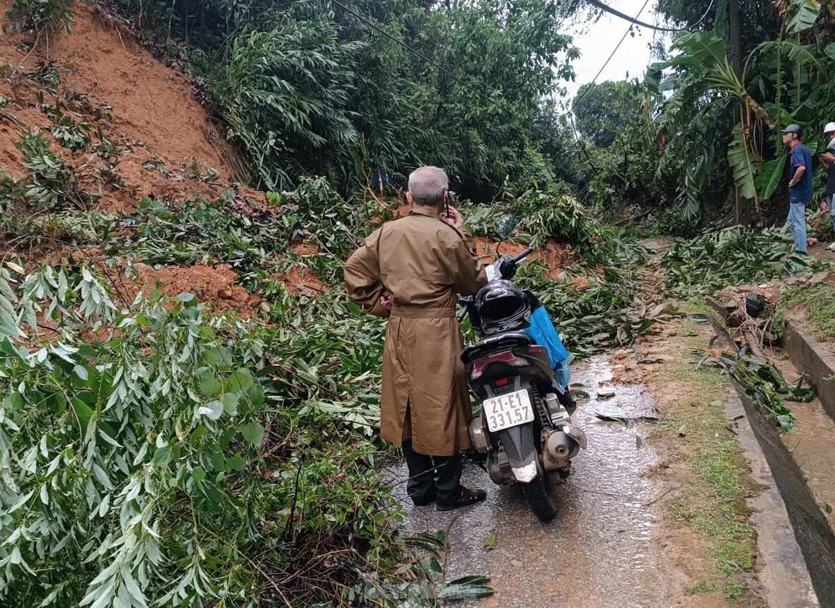 Tuyến đường tỉnh lộ 163 Yên Bái - Yên Sang bị sạt lở gây ách tắc. Đường từ trung tâm huyện vào xã Yên Thái chưa thể di chuyển bằng phương tiện.
