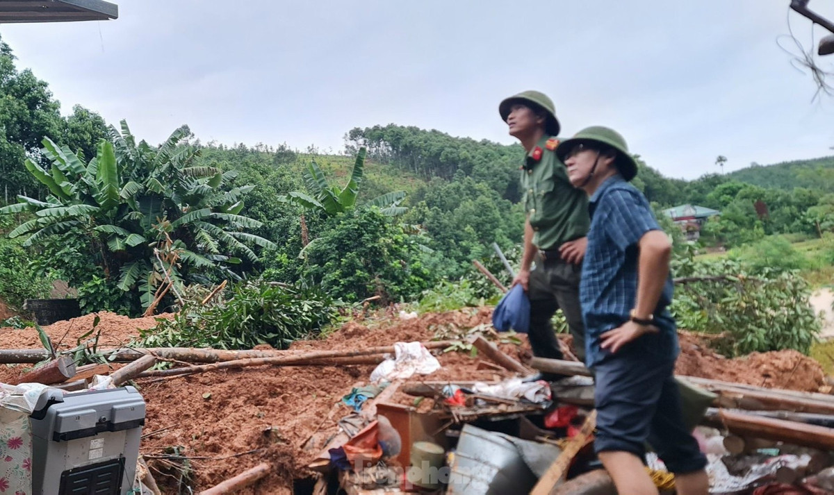 Đồng thời, di dời người dân và tài sản đến nơi an toàn, tập trung khắc phục sạt lở, đảm bảo giao thông trên địa bàn.