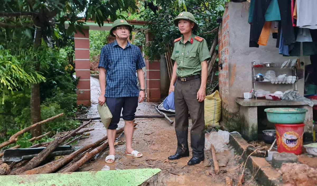 Đoàn công tác cũng đã đến thăm hỏi, động viên gia đình có người thiệt mạng, hỗ trợ gia đình làm các thủ tục an táng.