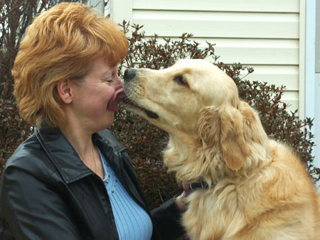 Chú chó Toby đã hành động như một y tá thực thụ: đẩy chủ nằm xuống và nhảy lên lưng cho miếng táo mắc trong khí quản của chủ văng ra ngoài, giúp chủ thoát chết trong gang tấc.