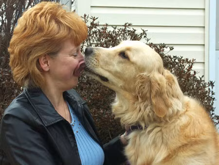 Chú chó Toby đã hành động như một y tá thực thụ: đẩy chủ nằm xuống và nhảy lên lưng cho miếng táo mắc trong khí quản của chủ văng ra ngoài, giúp chủ thoát chết trong gang tấc.