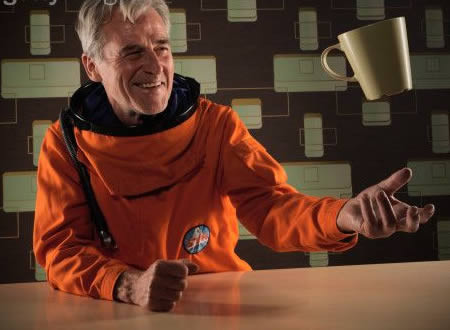 Khi quay trở về Trái đất, nhiều phi hành gia quên mất rằng nếu họ thả tay ra thì đồ vật trên tay họ sẽ rơi xuống đất do đã quen sống trong môi trường phi trọng lực.