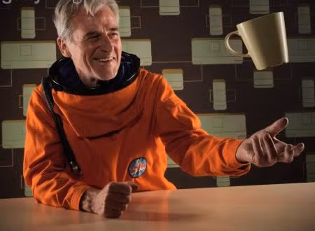 Khi quay trở về Trái đất, nhiều phi hành gia quên mất rằng nếu họ thả tay ra thì đồ vật trên tay họ sẽ rơi xuống đất do đã quen sống trong môi trường phi trọng lực.