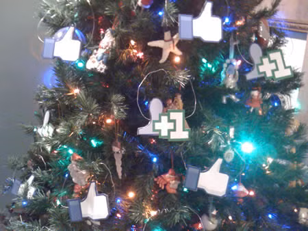 Giáng sinh sẽ trở thành dịp cho bạn thể hiện tình yêu đối với Facebook bằng một bộ sưu tập những vật trang trí xinh xắn như thế này.