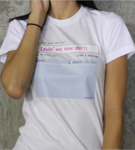 Áo Facebook trở thành món đồ không thể thiếu của nhiều bạn trẻ.