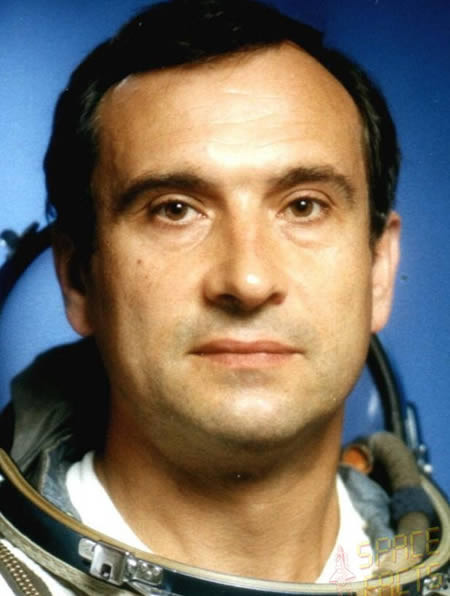 Phi hành gia Nga Valeri Polyakov hoàn thành một chuyến thám hiểm vũ trụ kéo dài 438 ngày trên tàu trạm không gian Mir vào năm 1995 và là chuyến đi dài nhất trong lịch sử ngành khoa học vũ trụ.